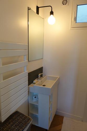 巴黎Sunny and quiet apartment的一间带水槽和镜子的浴室
