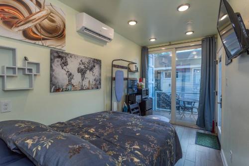 休斯顿East Downtown Micro-luxe Container Living Pod #10的一间卧室设有一张床,享有阳台的景色