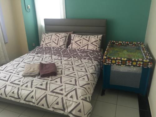斯里巴加湾市Apartment in Kumbang Pasang BSB的一间卧室配有一张床和一张桌子