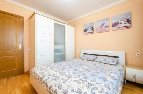 基辅ARTAL Apartment on Obolonskaya Square 3的一间卧室配有一张带蓝色和白色棉被的床