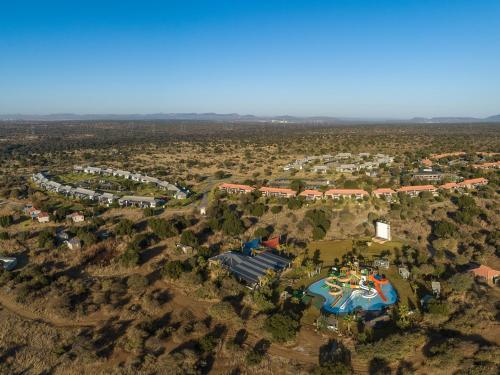 勒迪格王国度假酒店 的享有带水上公园的度假村的空中景致