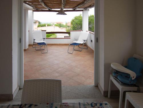 西尼斯科拉Casa Relax的客房享有带椅子的客房和庭院的景致。