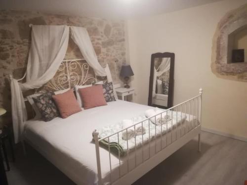 皮特斯迪亚Kritikies Lasea的一间卧室配有一张带天蓬的白色床