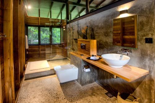 康提Sati Villa Kandy Sri Lanka的一间带水槽和卫生间的浴室