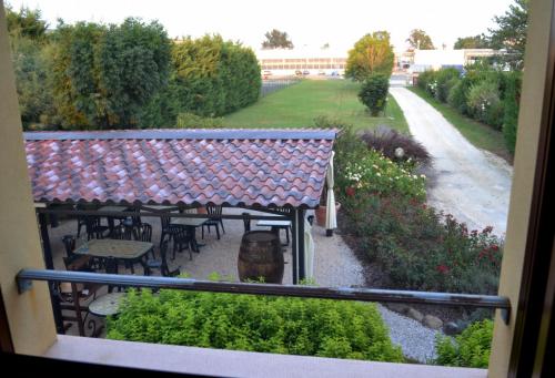 索拉纳B&B La Ca Vecia的一个带桌椅的阳台和一个花园