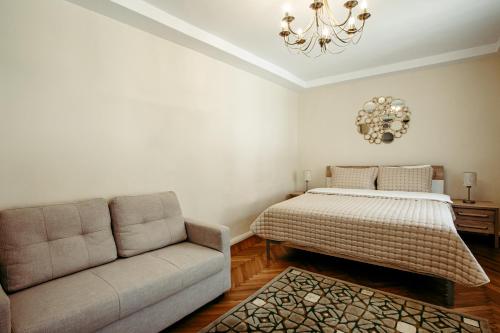 锡比乌Green House Podul Minciunilor的客厅配有床和沙发