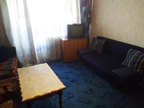 OkhtyrkaКвартира на Ленина的客厅配有沙发和桌子
