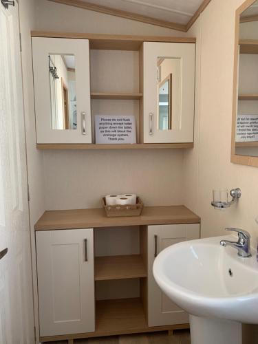 博特夫加滕Invernevis的一间带水槽和两面镜子的浴室