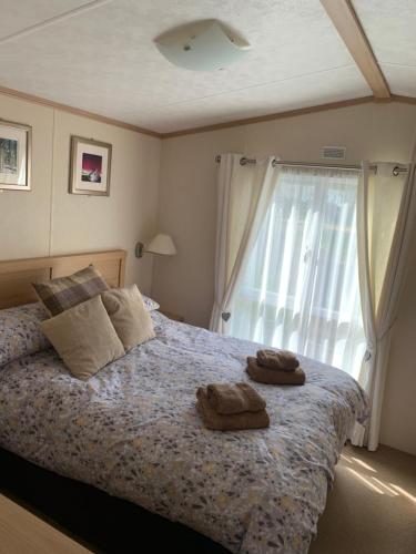 博特夫加滕Invernevis的一间卧室配有一张床,上面有两条毛巾