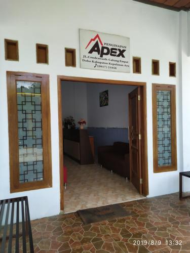 DoboPenginapan APEX的一个房间,有两个门和一个读顶的标牌