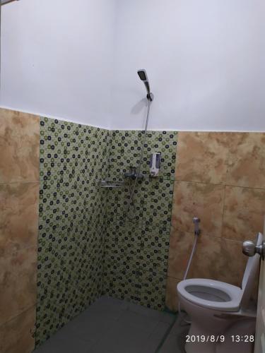 DoboPenginapan APEX的带淋浴和卫生间的浴室