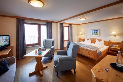 温特贝格卡斯图夫博斯特酒店的酒店客房带一张床、一张桌子和椅子