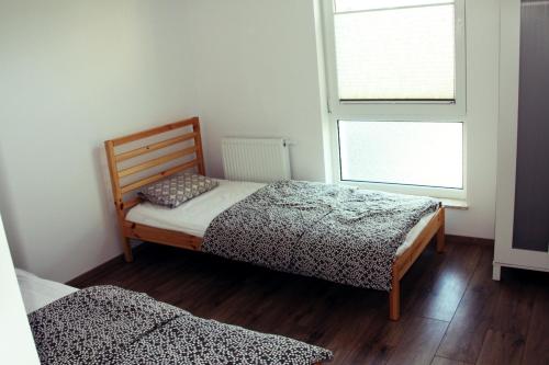 威赫罗伏Apartament Spacerowa的一间卧室设有两张床和窗户。