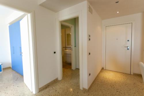索托马里纳Le Murrine Frontemare Apartment Seaview的一间空房间,有门和一间浴室