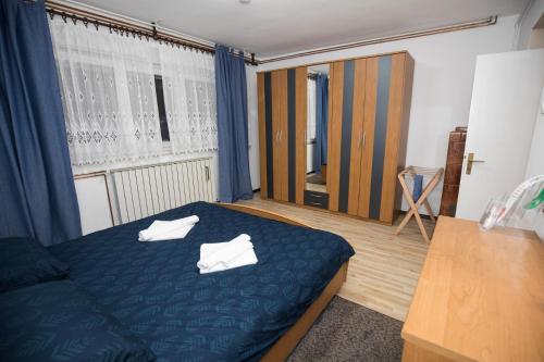 Ždraloviapartman tušek-Bjelovar的一间卧室配有一张带两条白色毛巾的床