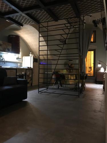 圣维托诺曼La Stratodda Dimora Loft Mare Bandiera Blu 2023的客厅配有沙发和桌子