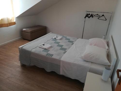 维甘Apartmani Nedjeljka的一间卧室配有一张大床和两条毛巾