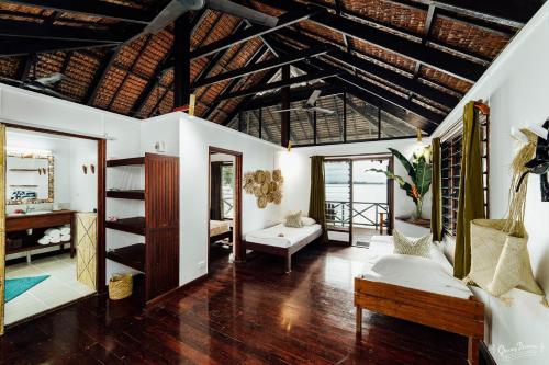 卢甘维尔奥雷岛度假村的客厅铺有木地板,设有木制天花板。