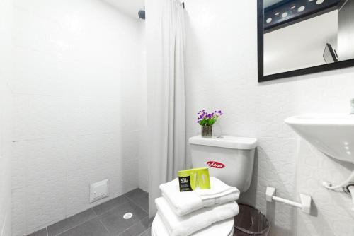 波哥大Ayenda 1045 Boutique Aeropuerto的白色的浴室设有卫生间和水槽。