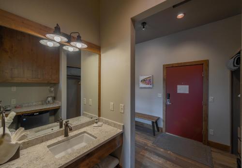 西黄石Golden Stone Inn的一间带水槽和大镜子的浴室