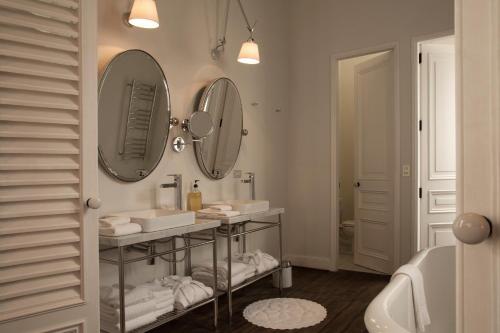 利马B酒店的浴室设有两个水槽和墙上的镜子