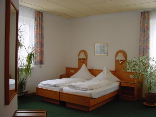 巴特泰纳赫-察费尔施泰因特纳施塔尔酒店的一间卧室设有两张床和窗户。