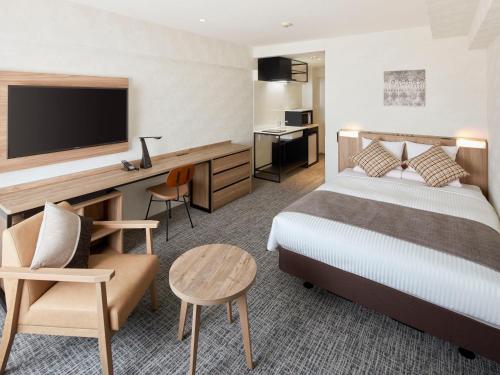 东京HOTEL MYSTAYS Kiyosumi Shirakawa的配有一张床和一台平面电视的酒店客房