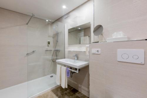奇克拉纳－德拉弗龙特拉Aldiana Club Andalusien的白色的浴室设有水槽和淋浴。