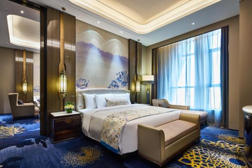 乌鲁木齐Wanda Vista Hotel Urumqi的一间卧室设有一张大床和一个大窗户