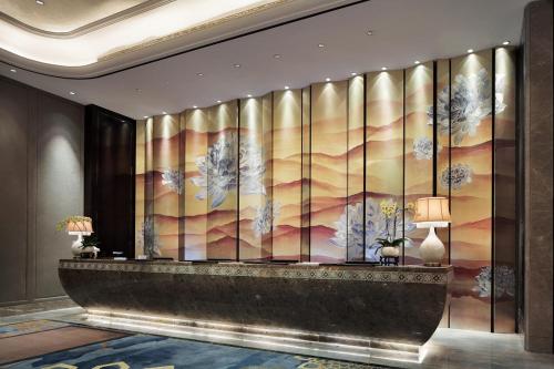 乌鲁木齐Wanda Vista Hotel Urumqi的大堂拥有壁画,