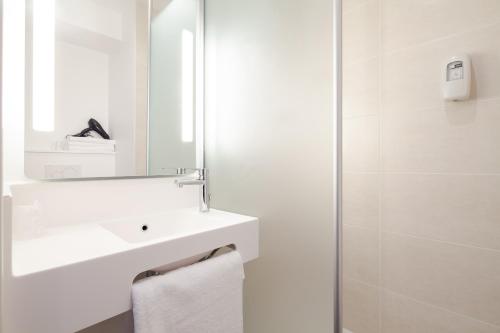 伊尼B&B HOTEL Igny Palaiseau的白色的浴室设有水槽和镜子