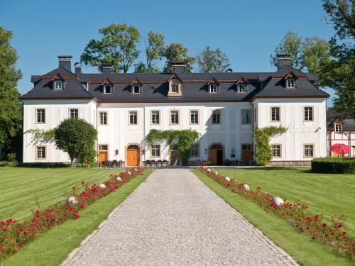 耶莱尼亚古拉Pałac Pakoszów Schlosshotel Wernersdorf的一座带车道的大型白色房屋