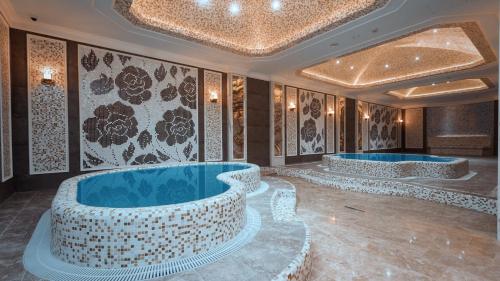 巴库Midtown Hotel Baku的一间设有两个大型按摩浴缸的客房