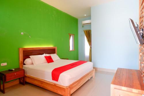 RedDoorz near Taman Makam Pahlawan Tatura客房内的一张或多张床位