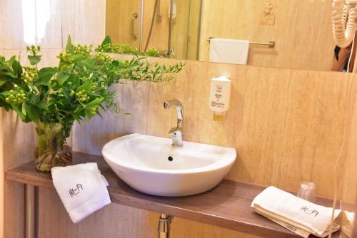 新托梅希尔高保真音响Spa酒店的浴室设有白色水槽和镜子