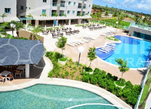 萨利诺波利斯Apartamento em Resort - Park的享有度假村游泳池的顶部景致