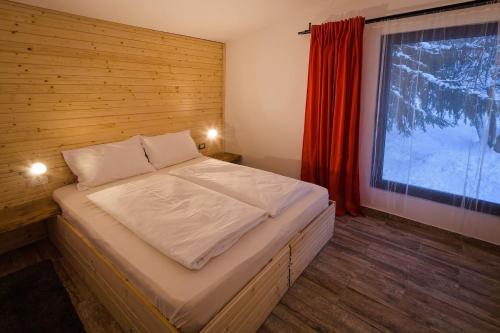托普利察Vila Mura的一间小卧室,配有一张带窗户的床