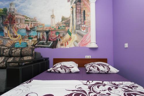 苏梅VIP Apartmens Faraon On Illinskaya 1 floor的卧室拥有紫色的墙壁和墙上的绘画作品