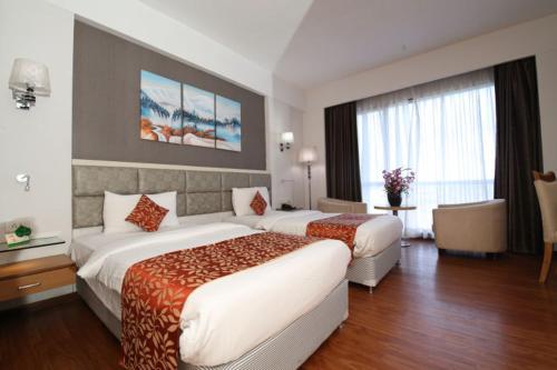 菩提伽耶摩诃菩提度假酒店会议中心的酒店客房配有两张床和一张书桌