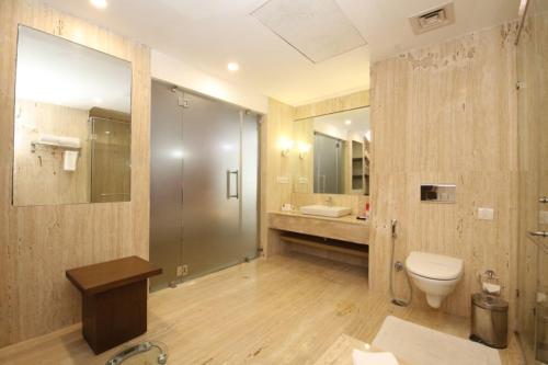 菩提伽耶摩诃菩提度假酒店会议中心的带淋浴、卫生间和盥洗盆的浴室