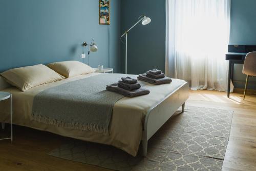 的里雅斯特B&B Adelaide的一间卧室配有一张大床和毛巾