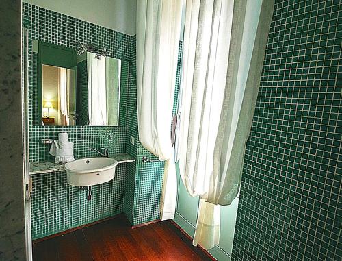 巴列埃尔莫索Hotel Rural Triana的绿色瓷砖浴室设有水槽和窗户