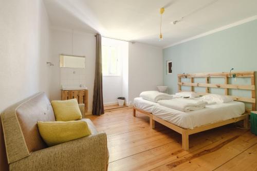 里斯本WOT New Lisbon的一间卧室配有一张床和一把椅子