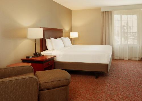 桑尼维尔拉克斯珀着陆全套房酒店客房内的一张或多张床位