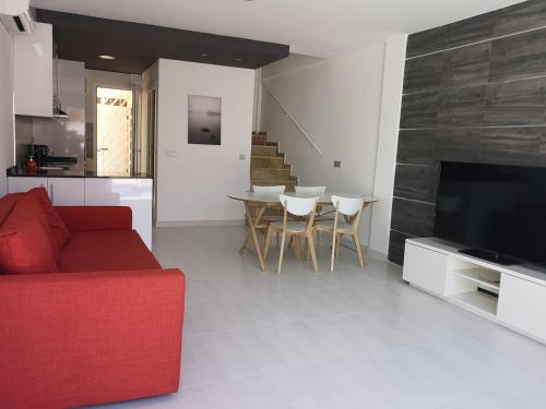 弗拉门卡海滩Villa La Zenia 25的客厅配有红色的沙发和桌子