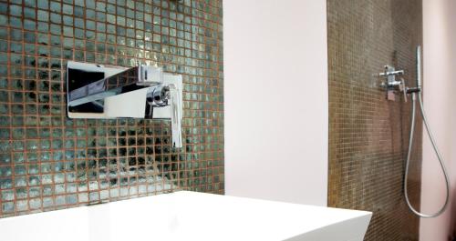 卢森堡CAB Ap'art的一间带水龙头淋浴的浴室