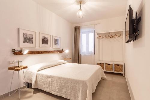 包内伊Elune B&B的白色的卧室设有床和窗户