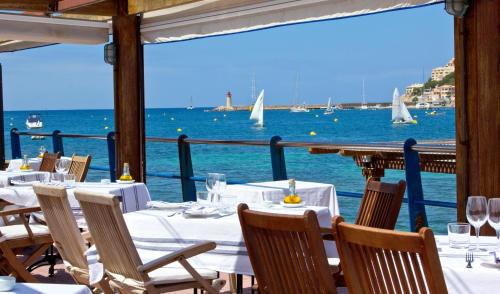 安德莱奇港布里斯马尔酒店的享有水景和船景的餐厅