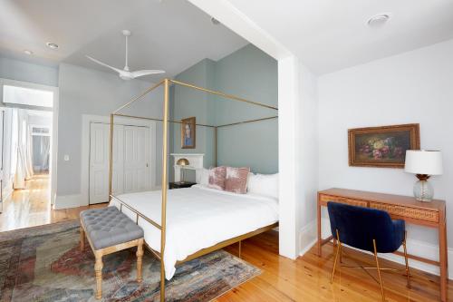 新奥尔良Sonder at Uptown的一间卧室配有一张天蓬床和一把椅子