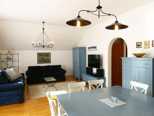 拉多夫吉卡加勒利亚公寓的客厅配有桌子和沙发